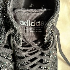 adidas  キラキラスニーカー
の画像