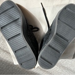 adidas  キラキラスニーカー
の画像