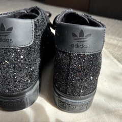 adidas  キラキラスニーカー
の画像