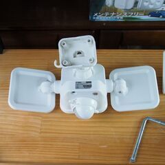 ムサシ　Ritex 5W×2灯 フリーアーム式 LEDソーラー　センサーライト　S-220L　900ルーメン　防雨タイプの画像