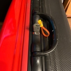 スーツケース（目立つツートンカラー）の画像