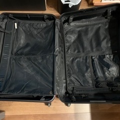 スーツケース（目立つツートンカラー）の画像