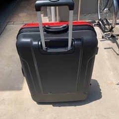 スーツケース（目立つツートンカラー）の画像