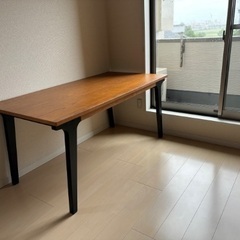 天然木のダイニングテーブルの画像