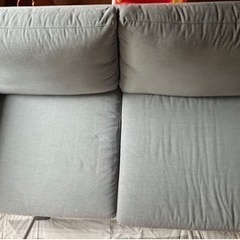 グレー　ソファー　2人掛け　3人でも座れますの画像