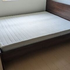 IKEA クイーンサイズ　ベッドフレーム＋マットレス