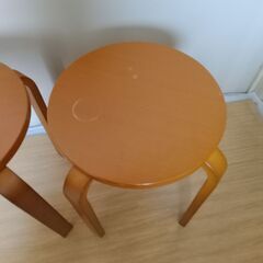 木製丸イス2脚の画像