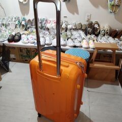 プレゼントたっぷり！と🎵可愛過ぎるオレンジ色のキャリーバッグ