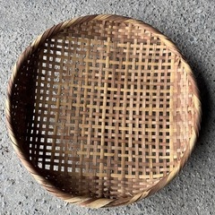 手工芸品 竹製✴︎和風脚付き手編みのバスケット 万能バンブーバスケット
