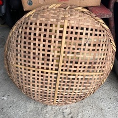 手工芸品 竹製✴︎和風脚付き手編みのバスケット 万能バンブーバスケットの画像