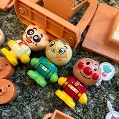 アンパンマンタウン ようこそ!たのしい!パンこうじょうハウス&やきたてはこぶよ!レールセットDXの画像