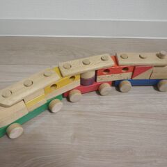 木製知育玩具　汽車など4点まとめての画像