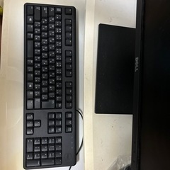 [決まりました]デスクトップモニター、キーボード、PCラックの画像