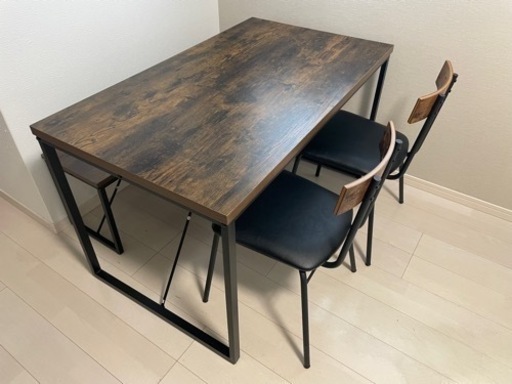 大幅値下げ！！
テーブル＋イス（お値段交渉可）！！