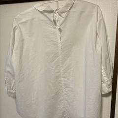 白のシャツ、サイズSの画像