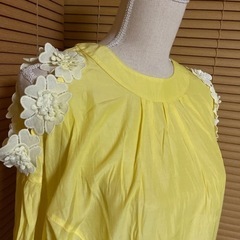 【１回着用】肩あき 可愛いお花のトップスの画像