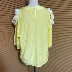 【１回着用】肩あき 可愛いお花のトップスの画像