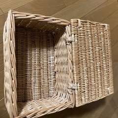 蓋が閉まる籐籠の画像