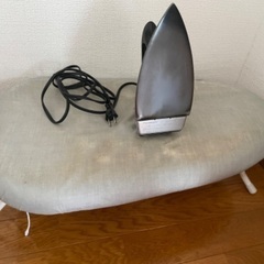 アイロンとアイロン台の画像