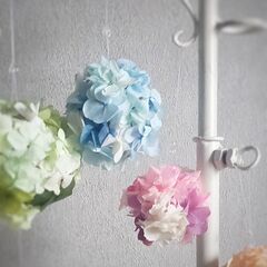  『プリザーブドフラワーのボールアレンジでサンキャッチャーをつく...