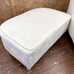 札幌 東区 美品 PEFEK ソファー 2人掛け 肘付き オットマン付き ホワイト ベルベット調生地 コンパクト 家具 リビング 子供部屋の画像