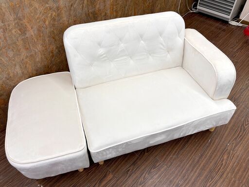 引取限定　札幌 東区 美品 PEFEK ソファー 2人掛け 肘付き オットマン付き ホワイト ベルベット調生地 コンパクト 家具 リビング 子供部屋