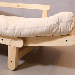 北欧デンマークのメーカーkarup(カーラップ)のパイン無垢材を使用したFuton2(フートン) カウチソファベッドです。 アームは可動式で2人掛けソファや来客時のベッドとしても活躍します♪の画像