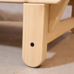 北欧デンマークのメーカーkarup(カーラップ)のパイン無垢材を使用したFuton2(フートン) カウチソファベッドです。 アームは可動式で2人掛けソファや来客時のベッドとしても活躍します♪の画像