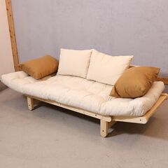 北欧デンマークのメーカーkarup(カーラップ)のパイン無垢材を使用したFuton2(フートン) カウチソファベッドです。 アームは可動式で2人掛けソファや来客時のベッドとしても活躍します♪の画像