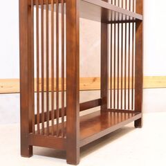 松本民芸家具のミズメザクラ材を使用した本棚/書棚です。クラシカルなフォルムの和・洋問わず活躍するヴィンテージ感のある味わい深いブックシェルフ。上品さを感じさせるデザインが店舗の飾り棚などのラックにも♪の画像