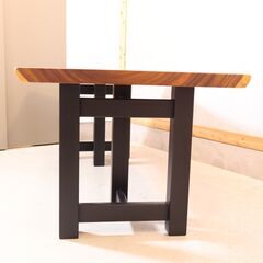 モンキーポッド無垢材の一枚板ダイニングテーブルです。うねりのある杢目にダークと白太の色の濃淡が美しい4～6人用の食卓机。重厚で存在感のある一枚板テーブルをダイニングの主役に♪の画像