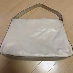 UNIQLO レザータッチパフィーバッグ バッグ トートバッグの画像