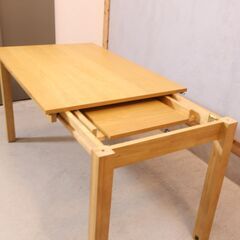 ISSEIKI(一生紀)のVOLKAN オーク材伸長式ダイニングテーブルです。天然木の優しい質感が魅力的なシンプルなデザインのエクステンションテーブル。急な来客やパーティにも便利です♪の画像