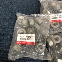【ゆ.ec】新品未開封未使用 UD TRUCKS 純正品 40225-01Z2A ホイールナット RH 10個×5袋 ハブナット 大型トラック ダンプ セルフの画像