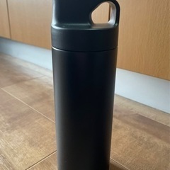 ストロー付きタンブラー/水筒の画像