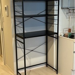 キッチン用黒い棚の画像