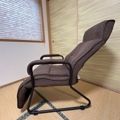 フットレスト付きインテリアチェアの画像