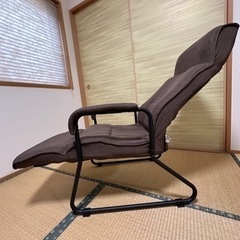 フットレスト付きインテリアチェアの画像