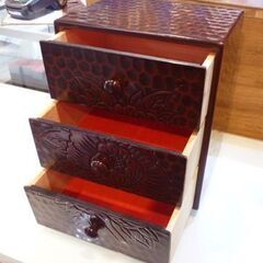 鎌倉彫 小物入れ 高さ29.8cm 引出し3段 ミニチェスト 札幌市東区 新道東店の画像