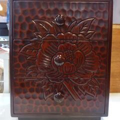 鎌倉彫 小物入れ 高さ29.8cm 引出し3段 ミニチェスト 札幌市東区 新道東店の画像