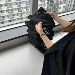 ＼未経験歓迎🌸主婦さん大歓迎✨／お洋服の梱包や畳んでいただく軽作業スタッフ募集をしています！の画像
