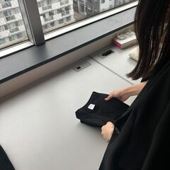＼未経験歓迎🌸主婦さん大歓迎✨／お洋服の梱包や畳んでいただく軽作業スタッフ募集をしています！の画像