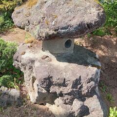 珍しい溶岩の石灯籠の画像