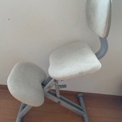 背筋がピンとなる椅子