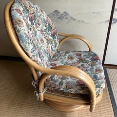 回転式籐製座椅子の画像