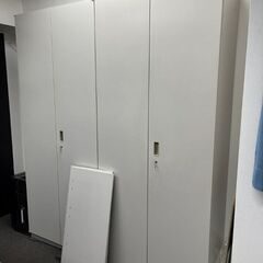 観音開きのスチール棚