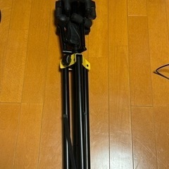 3本立てられるギタースタンド　ヘラクレスの画像