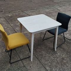 テーブルと布張り椅子２点のダイニングセット『中古良品、天板色褪せあり』