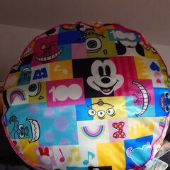 ディズニー100プレミアムラウンドクッションカラフルワッペンVer.