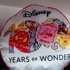 ディズニー100プレミアムラウンドクッションカラフルワッペンVer.の画像
